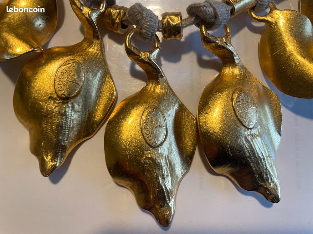 Collier souple feuilles dor&eacute;es sur lacet beige ANTIGONA Bijoux et montres