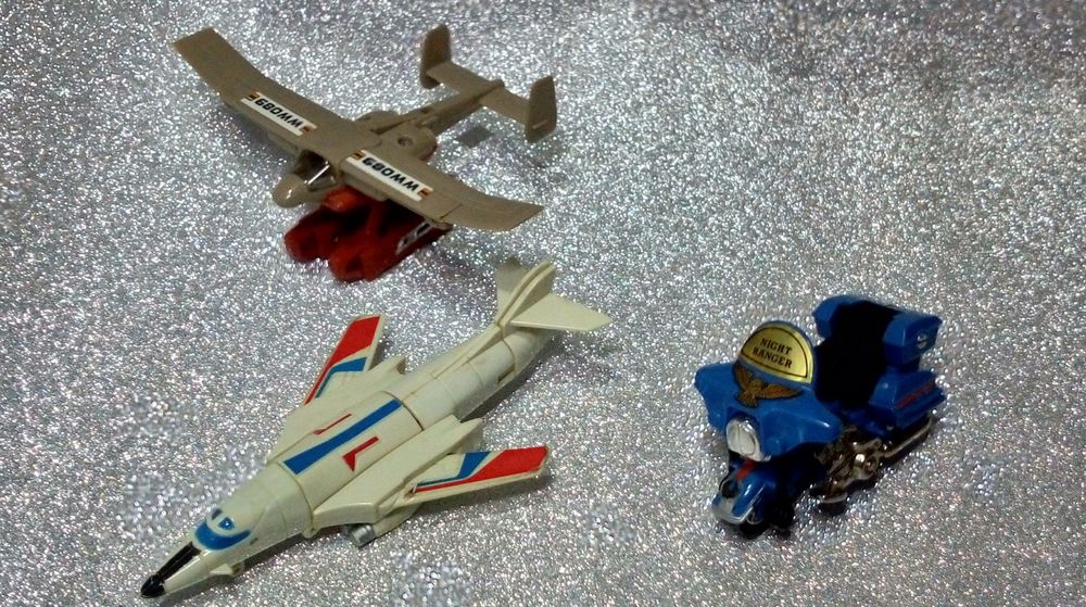 "Transformerns" petits mod&egrave;les.
Avion, canadair &amp; moto Jeux / jouets