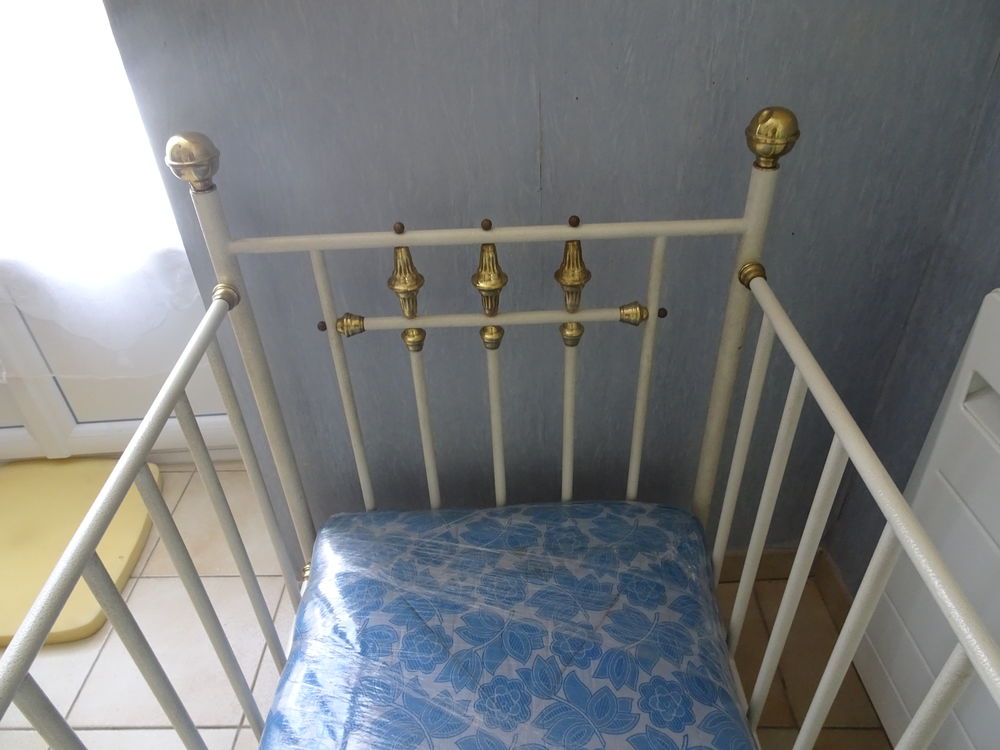 Lit b&eacute;b&eacute; en m&eacute;tal blanc et laiton Mobilier enfants