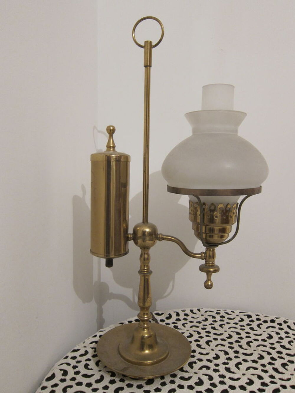 Lampe dit quinquet en laiton &agrave; r&eacute;servoir lat&eacute;ral Décoration
