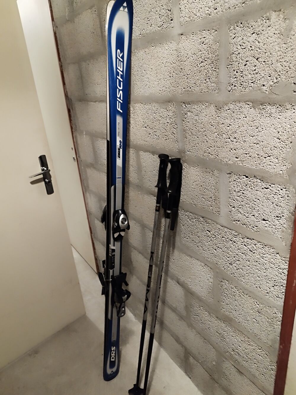 ski parabolique 1m77 avec ses batons Sports