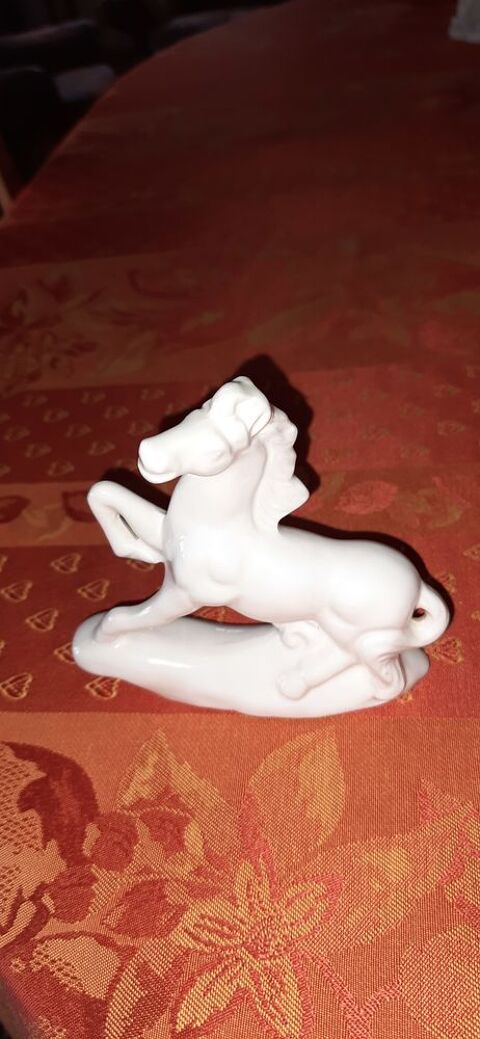 Statuette Cheval Blanc (ou noir) en r�sine 15 Oberschaeffolsheim (67)