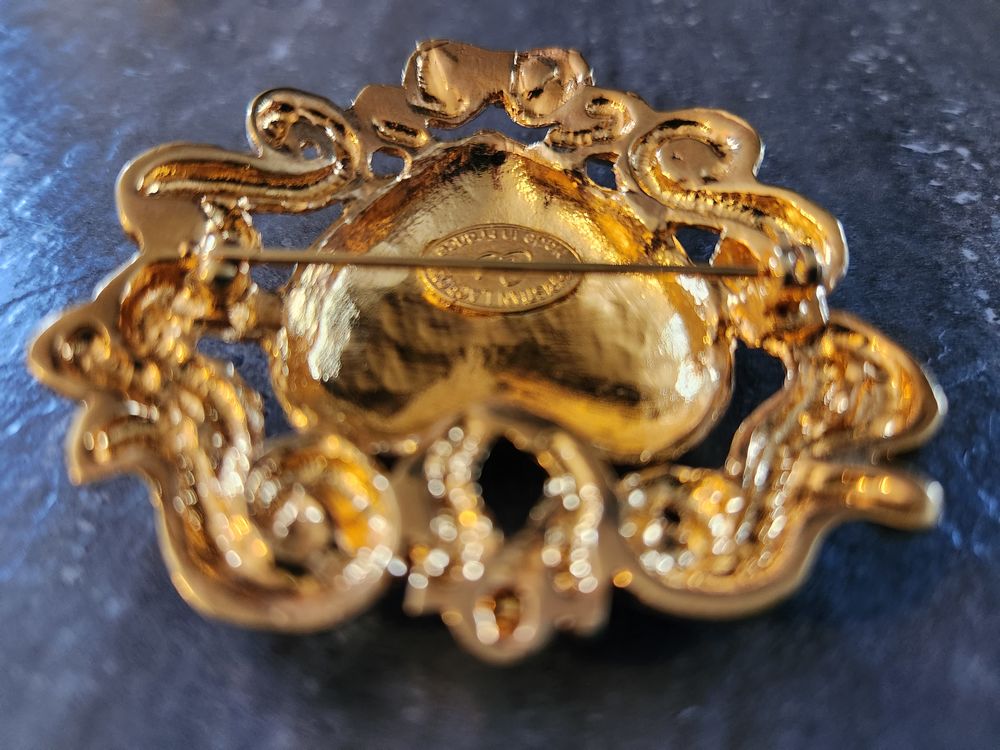 Broche coeur CL dor&eacute;e arabesque Christian LACROIX Bijoux et montres