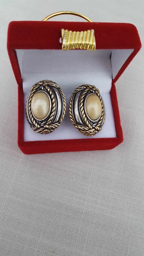   Deux jolies paires anciennes boucles d'oreilles  clips  10 Beaune (21)