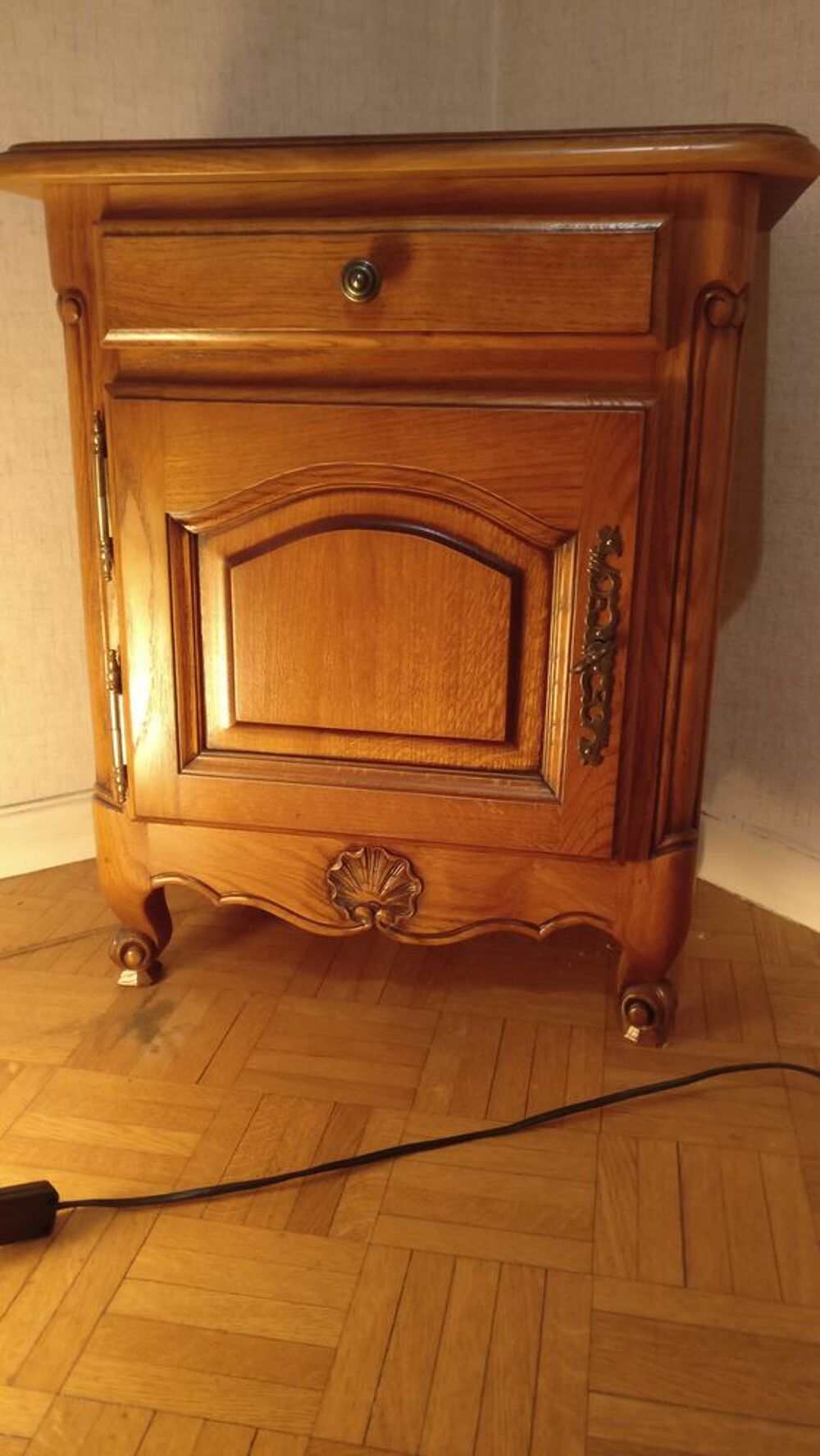 Commode 3 tiroirs et chevet ch&ecirc;ne massif finition &eacute;b&eacute;niste. Meubles