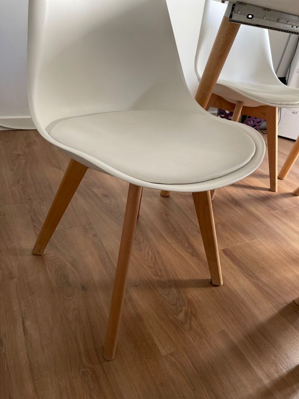 table neuve avec 4 chaises d&eacute;m&eacute;nagement Meubles