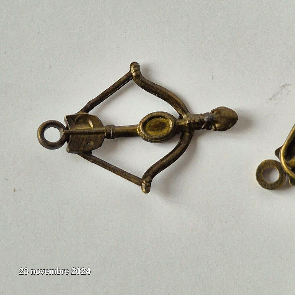 Lot de 10 breloques , pendentifs arbal&egrave;te ou arc en bronze Bijoux et montres