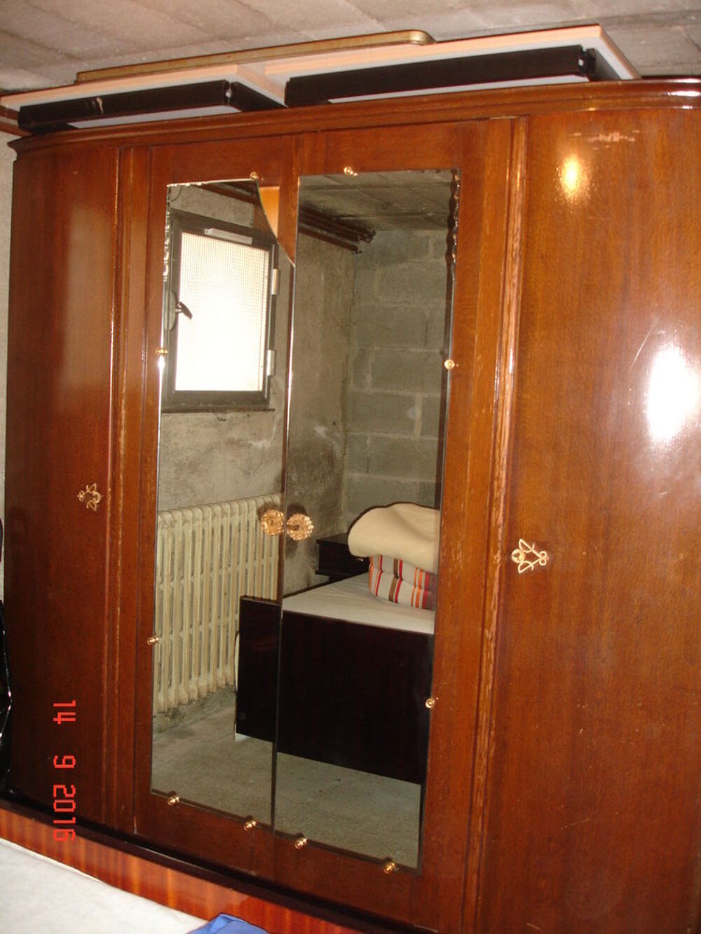 Ancienne armoire 4 portes dont 2 vitr&eacute;es Meubles