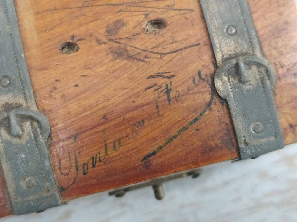 Ancienne Boite &agrave; Timbres Malle Bois Fontainebleau 