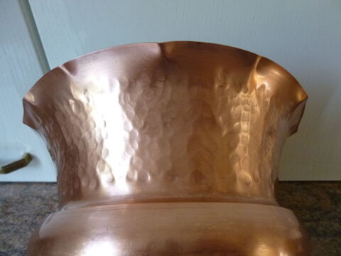 MAGNIFIQUE CACHE POT EN CUIVRE MARTELE ET ESTAMPILLE . 5 Urb�s (68)