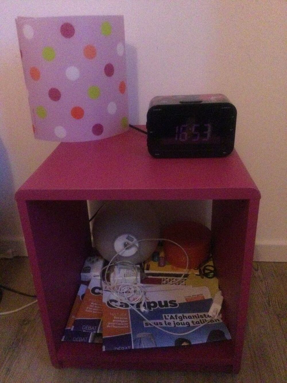 Table de chevet enfant/radio r&eacute;veil/lampe de chevet Meubles
