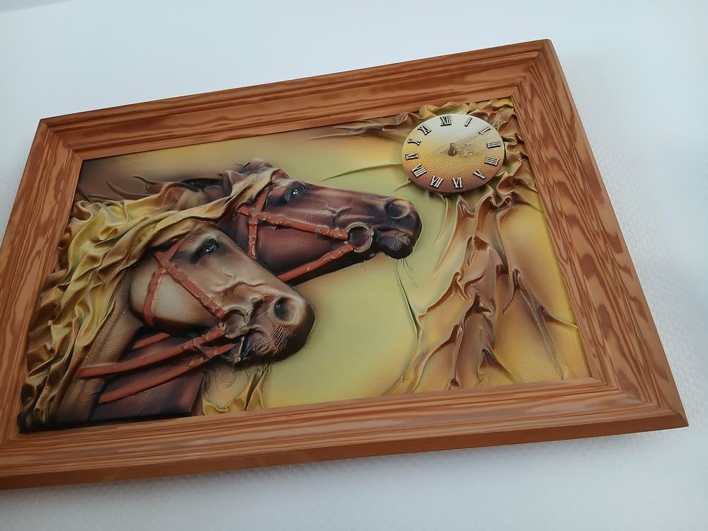  Cadre artisanal t&ecirc;tes chevaux cuir relief, horloge N&deg;1463 Décoration