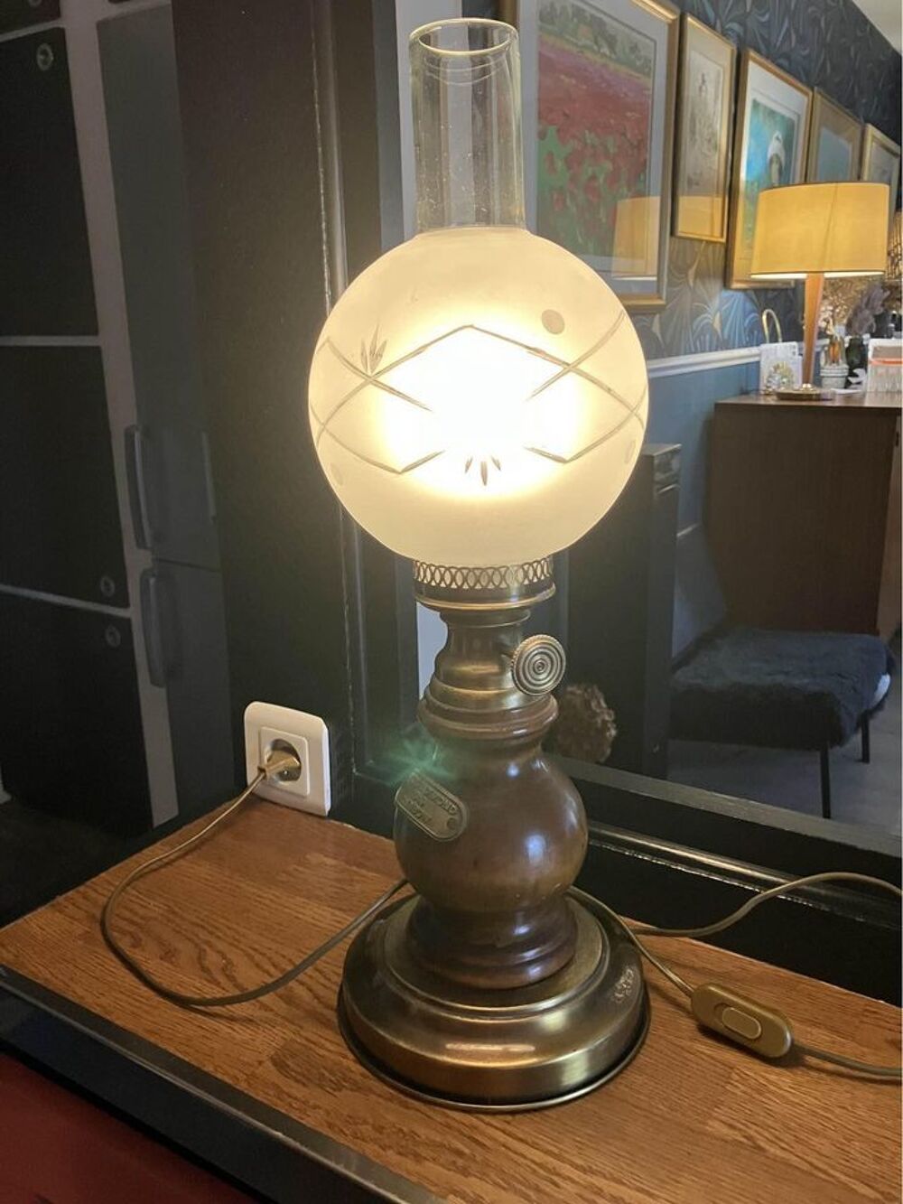 Lampe &agrave; poser, bois, laiton ? Globe grav&eacute;. Tr&egrave;s d&eacute;co Décoration