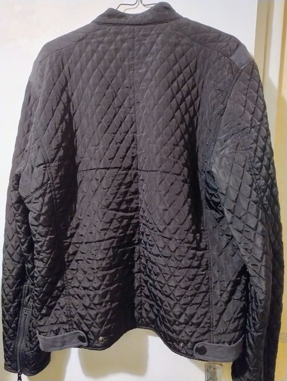 Veste noir matelass&eacute;e l&eacute;g&egrave;re et concfortable en bon &eacute;tat Vêtements