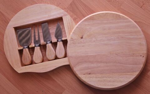 NEUF. Plateau fromage bois avec 4 ustensiles. NEUF. 20 Gujan-Mestras (33)