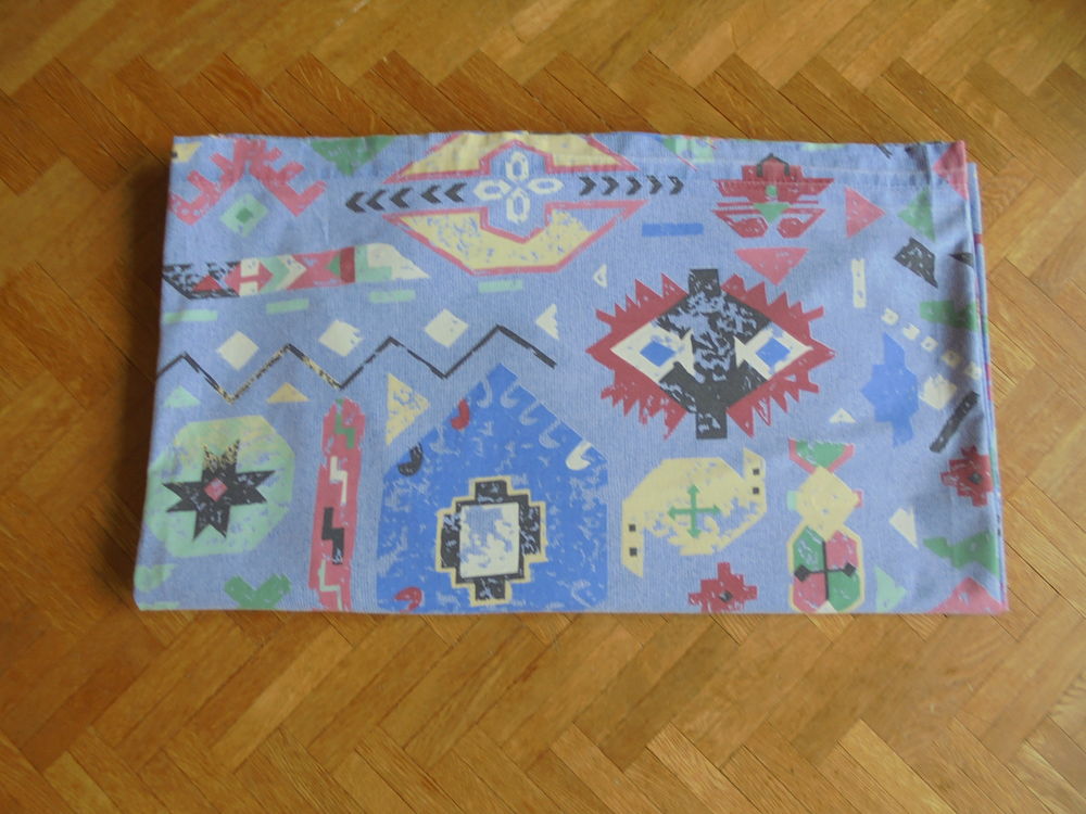 Parure motifs g&eacute;om&eacute;triques sur fond bleu Décoration