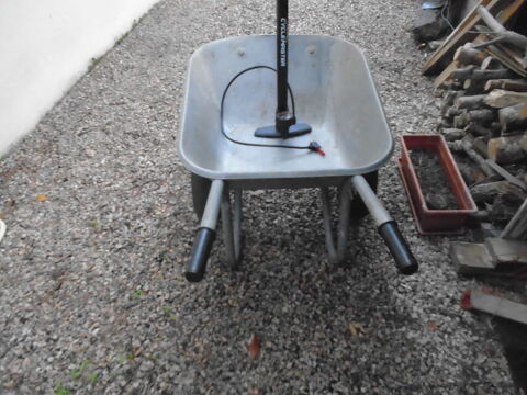 brouette 2 roues  galvanise
vendu avec gonfleur pour roues
45 Fr�jus (83)