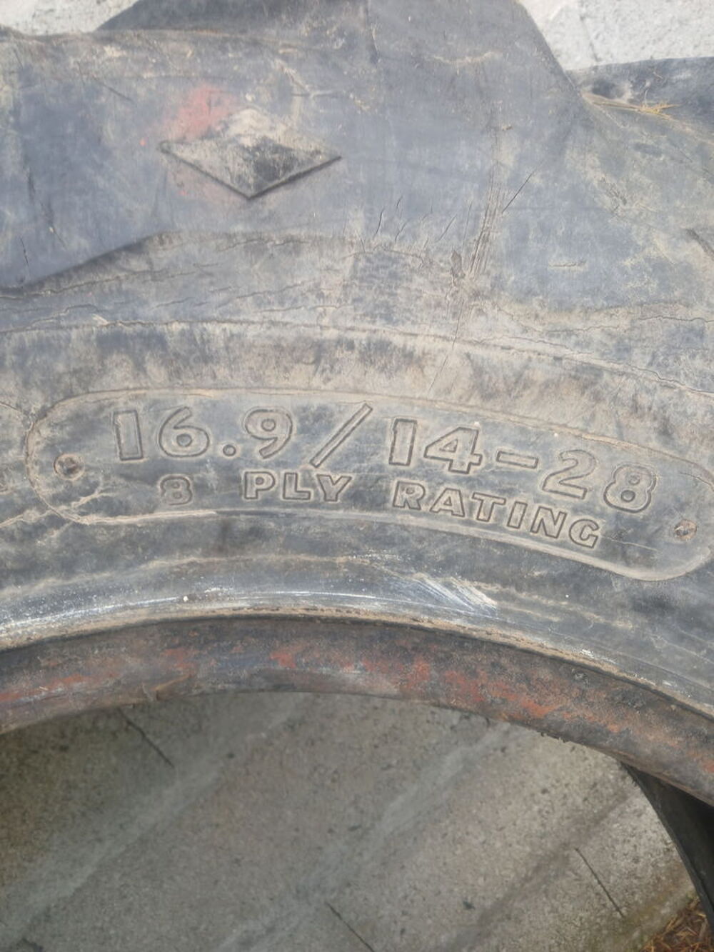 Pneu de tracteur agricole avant recyclage Bricolage