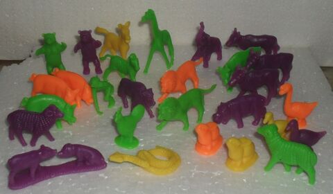 Lot anciennes figurines animaux en plastique monochrome. 10 Montreuil (93)