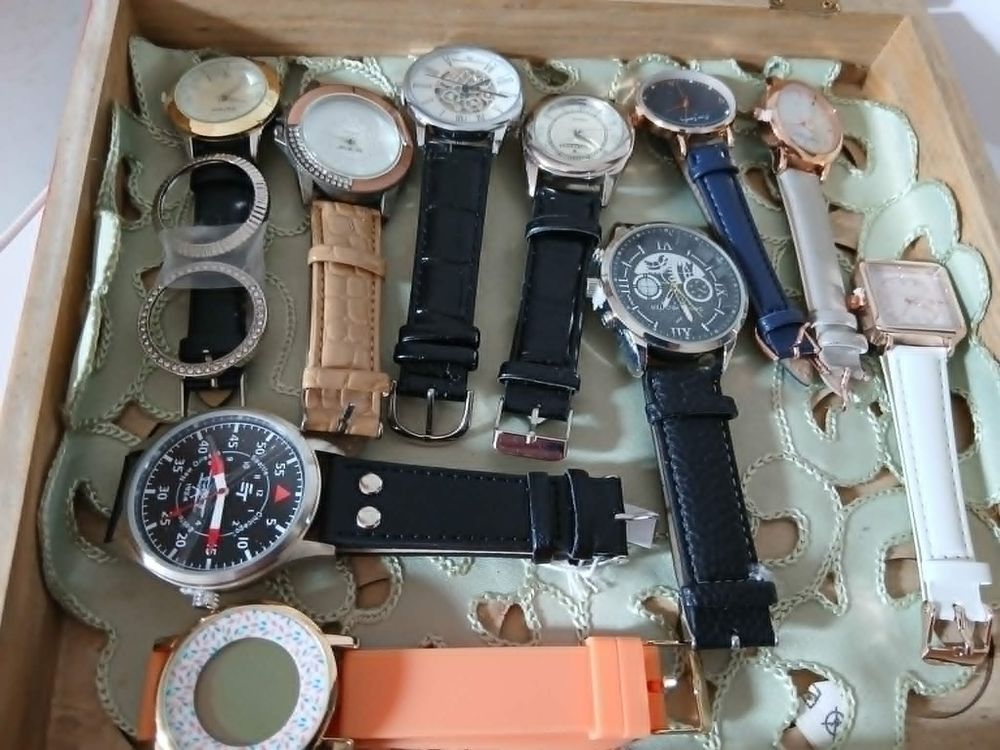  Dix montres valeur+ coffret bois vitr&eacute; de valeur N&deg;1347 Bijoux et montres