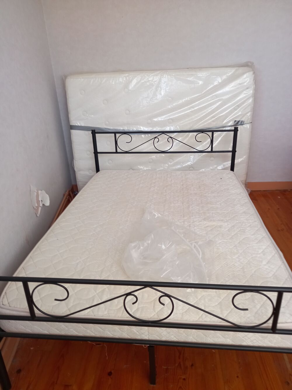 Sommiers, meubles, buffet, tables de nuit, bureaux, etc Meubles