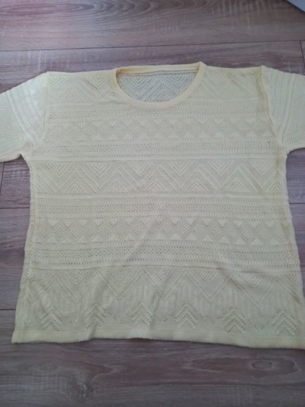 Haut manches courtes lainage fin jaune clair taille 46 Vêtements