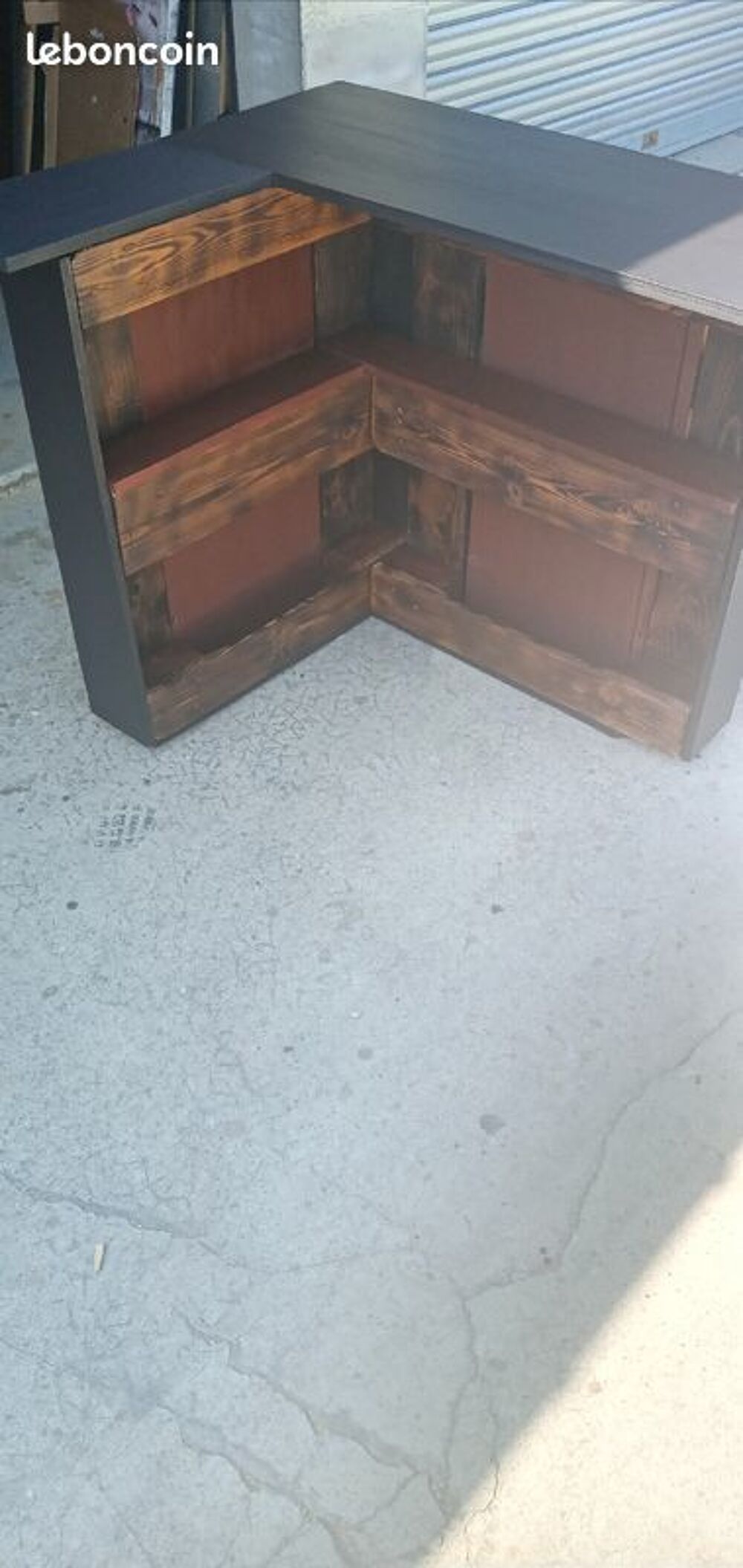 Meuble pour bar en forme &agrave; l'&eacute;querre en bois . Meubles