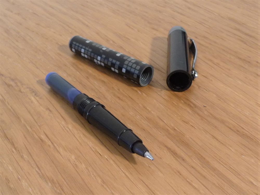 Stylo Bille en Plastique Noir Carr&eacute;s Gris &agrave; Cartouche Plume Bijoux et montres