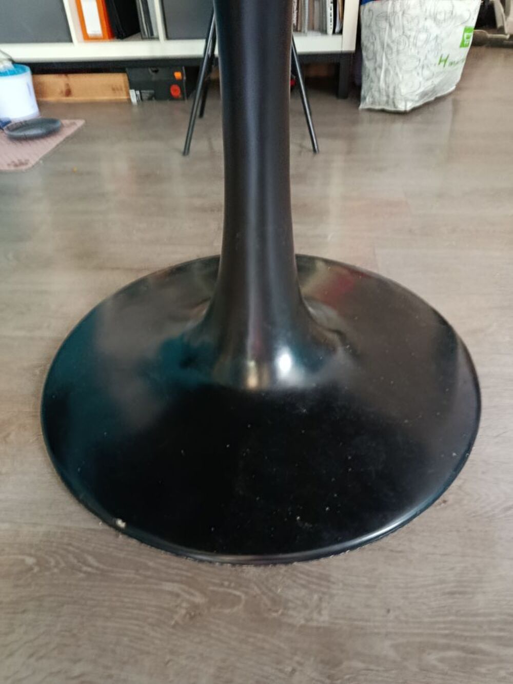 table ronde et 4 chaises un peu ab&icirc;m&eacute;es Meubles