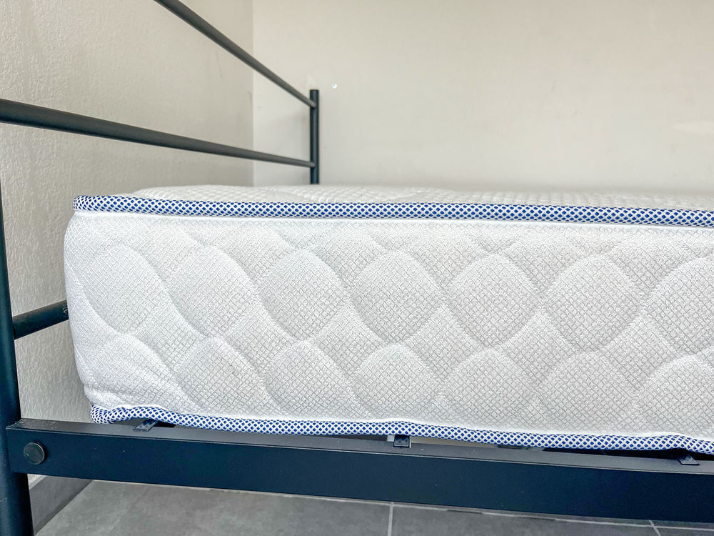 Matelas + sommier en tr&egrave;s bon &eacute;tat Meubles