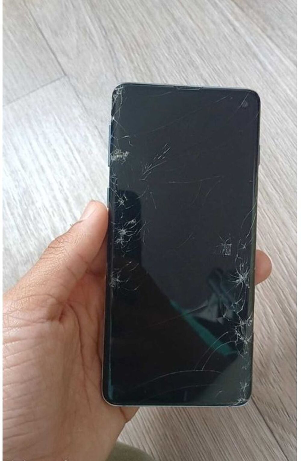 Samsung S10 - Fonctionne parfaitement mais &eacute;cran cass&eacute;e Téléphones et tablettes