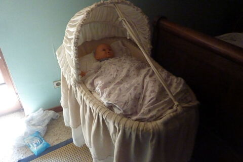 berceau en tr�s bon �tat recouvert en toile de lin �cru.  
Fareins (01)