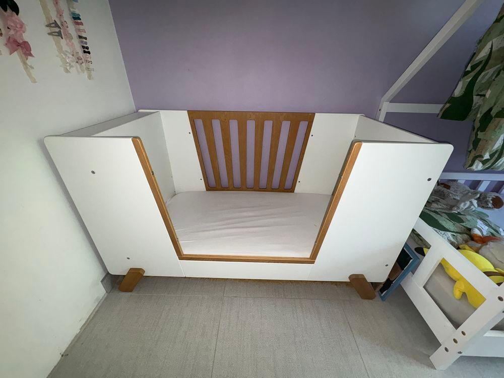 Lit b&eacute;b&eacute; &eacute;volutif et table &agrave; langer Mobilier enfants