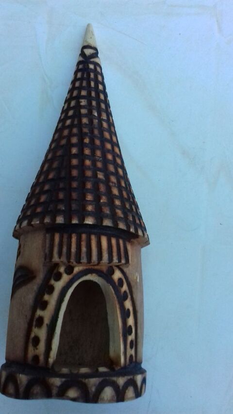 Maison d�corative, en bois, sculpt�e main
50 Sept�mes-les-Vallons (13)