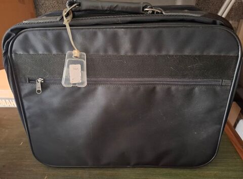 Sacoche pour ordinateur portable
Dimensions /
46x 36 x 11 cm 15 Marseille 1 (13)
