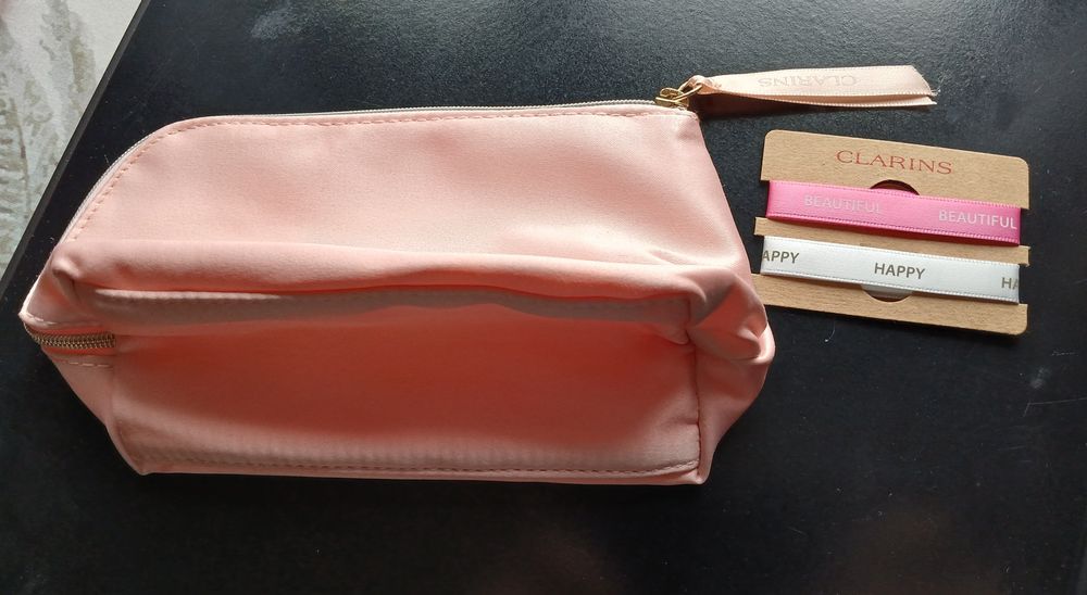 LOT DE 3 BRACELETS FANTAISIE AVEC TROUSSE "&nbsp;CLARINS&nbsp;" Bijoux et montres