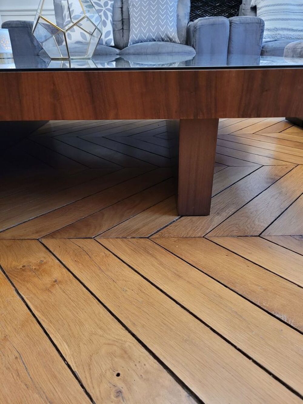 Table carr&eacute;e en bon &eacute;tat. Dimensions : 1,40 m x 1,40 m x 0,3 Meubles