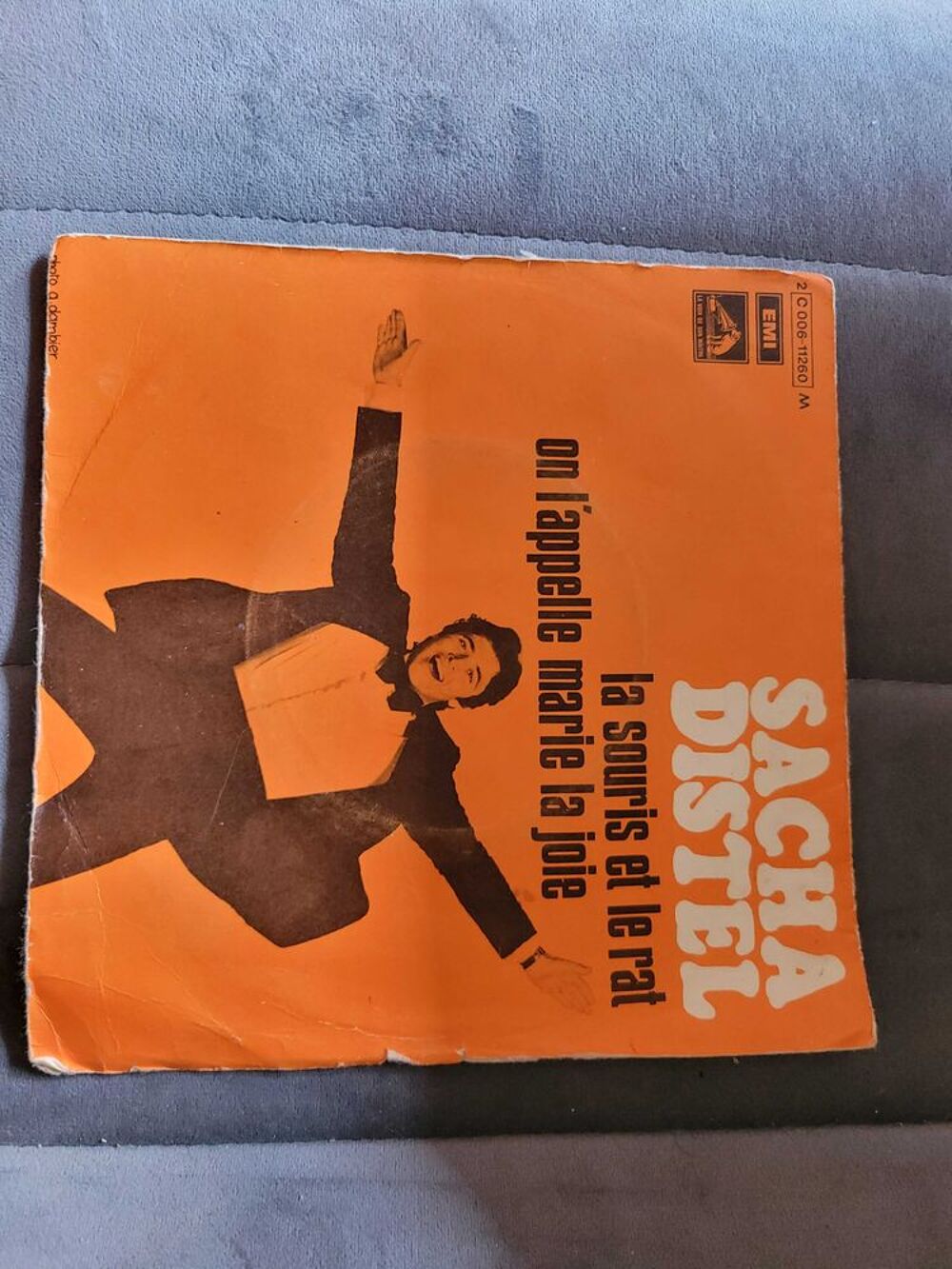 un disque vinyl 45 tours CD et vinyles