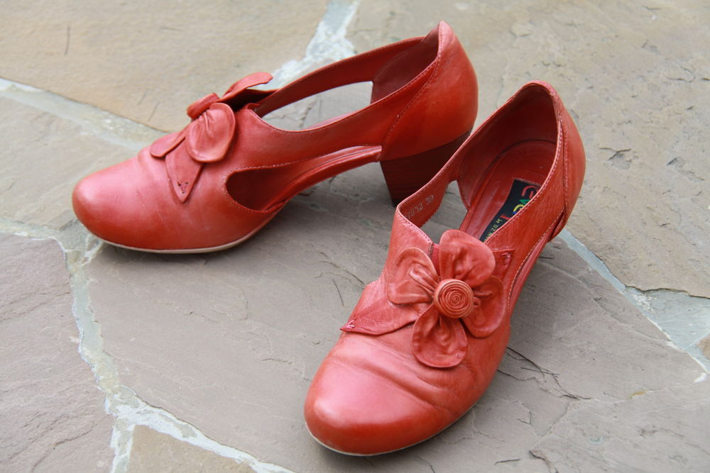 CHAUSSURES EVERYBODY TAILLE 39 ORANGES
Chaussures