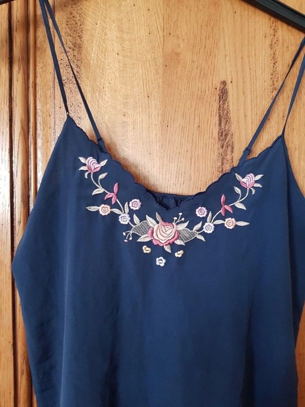 Chemise de nuit bleu marine en satin fleur sur le devant bre Vtements