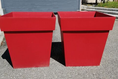 2 pots de fleurs en plastique de couleur rouge 
15 Oytier-Saint-Oblas (38)