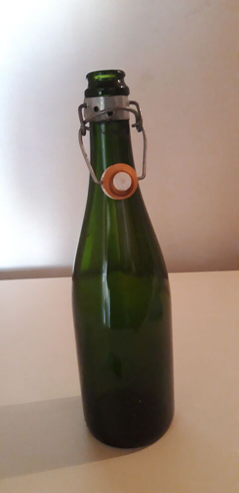 Bouteilles champenoises avec bouchons 5 Villiers-Charlemagne (53)