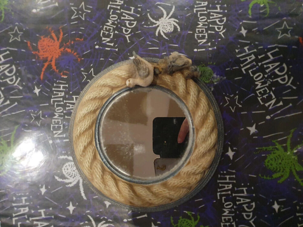 Petit miroir rond 
Décoration