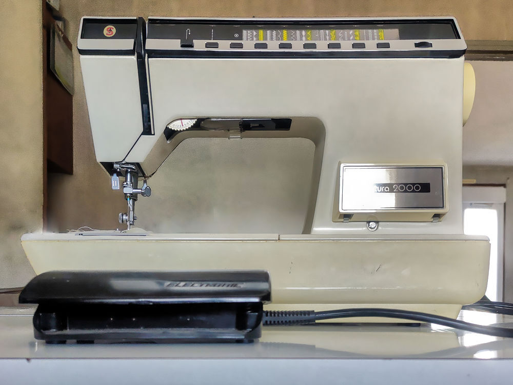 EXCEPTIONNEL : Machine &agrave; coudre SINGER Futura 2000 de 1979 