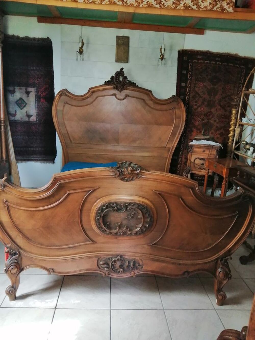 Lit rococo et table de chevet Meubles