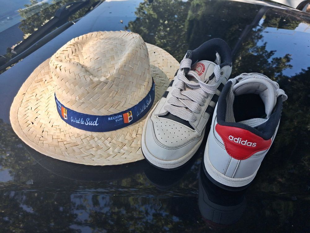 Adidas blanches &agrave; bandes noires €" Taille 36 €" Excellent &eacute;tat Sports