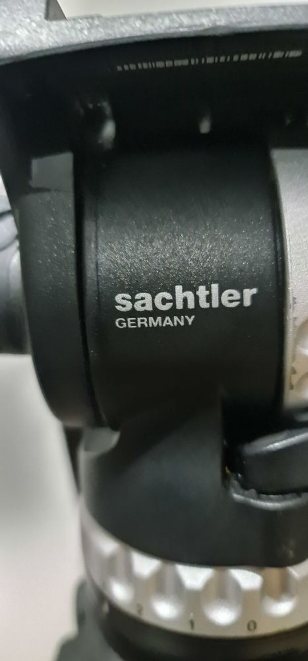 Tr&eacute;pied vid&eacute;o haut de gamme Sachtler Photos/Video/TV