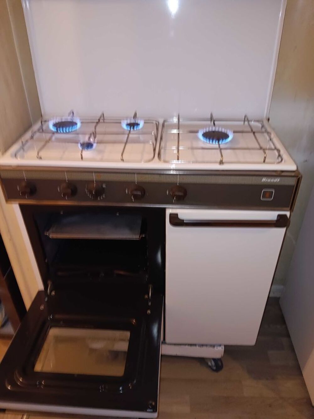 piano Gaziniere Brandt Equip&eacute;es Tout Gaz Bouteille Four Multif Catalyse Grilloir Haut/Bas Gaz +Bouteille pleine +D&eacute;tendeur +Tuyaux Tbeg Electroménager