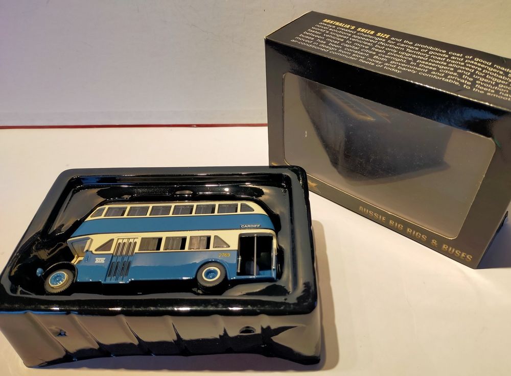 Bus miniature bleu &agrave; imp&eacute;riale 1/76
Jeux / jouets