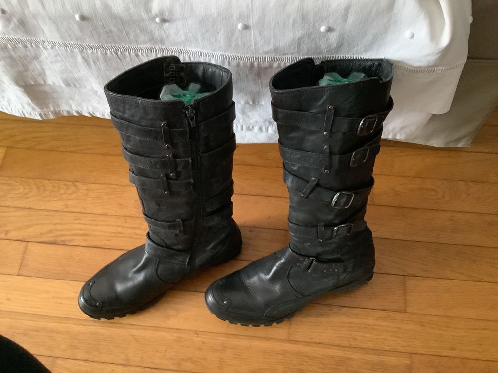 Bottes en cuir tr&eacute;s peu port&eacute;es taille 39 Chaussures